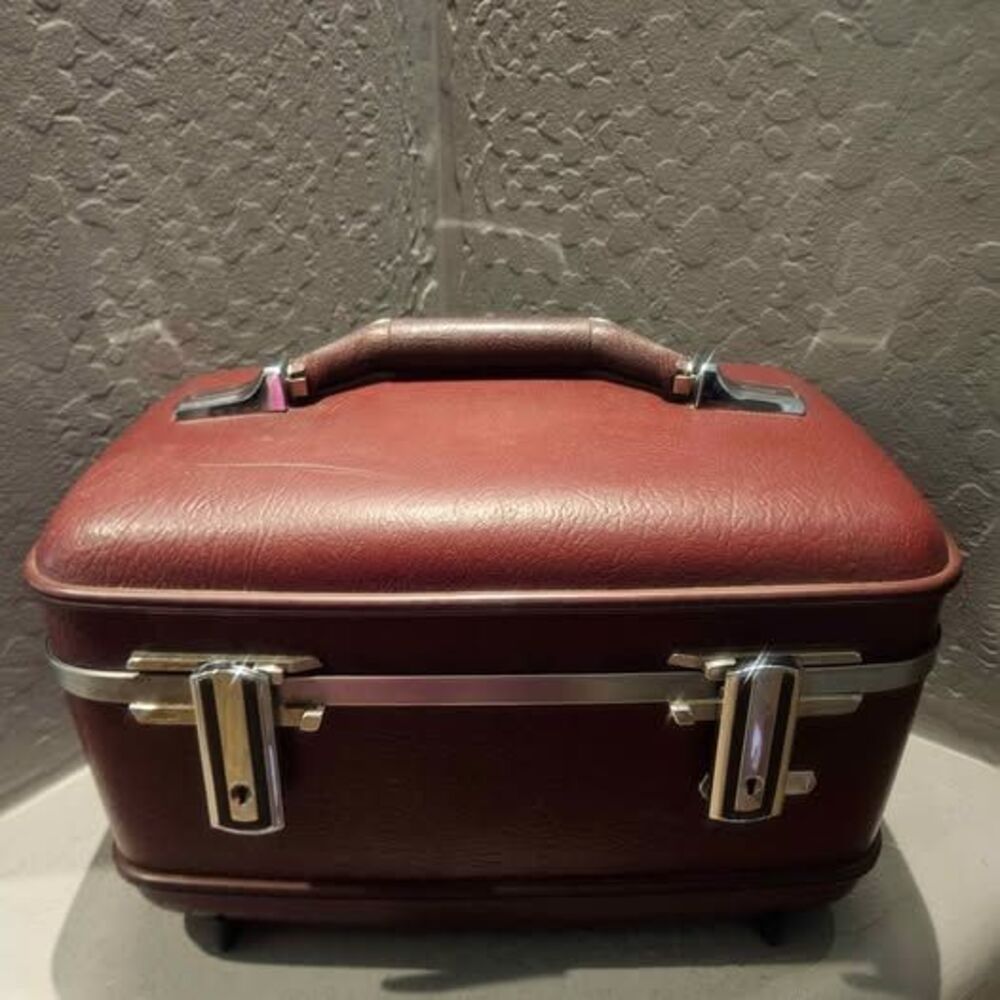 Vintage Maroon American Tourister Train Case No key for lock